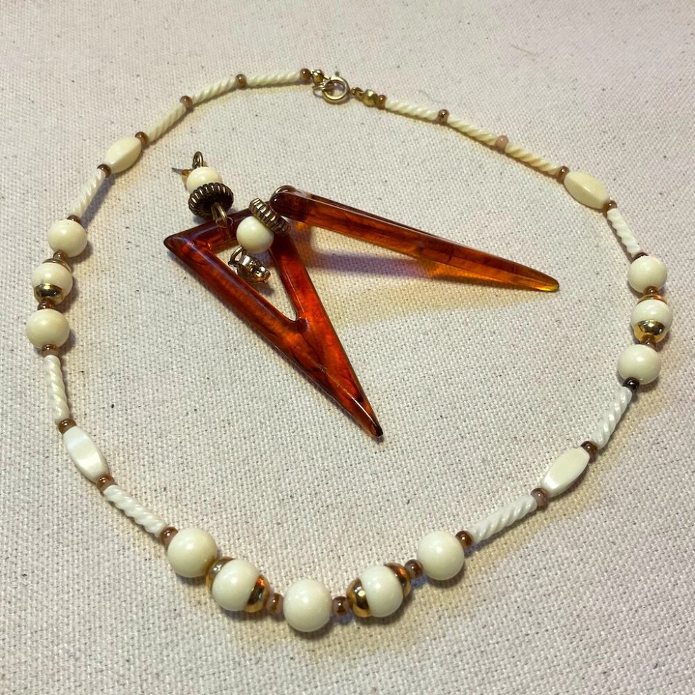 Vintage Geometric Earrings & Ivory-Colored Bead Necklace – Retro Mod